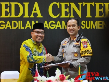 Kapolres Sumenep AKBP Edo Satya Kentriko, SH, SIK, MH Bersama Ketua Pengadilan Agama Negeri Sumenep, Drs. H. Palatua Lubis, SH MHi Saat Melakukan Penandatanganan Kerja Sama di Aula Center Kantor PA Setempat