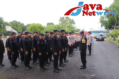 Suasana Persiapan Personel Polres Sumenep Dalam Pengamanan Lanjutan Liga 3 Jatim Grup FF di Stadion A Yani Pangligur Sumenep, Minggu (07/01/2024)