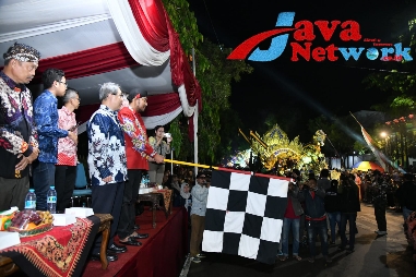 Bupati Sumenep Achmad Fauzi Wongsojudo, SH, MH Saat Melepas Parade Musik Tong-tong Depan Rumdis Bupati Sumenep, Minggu (07/01/2024) malam