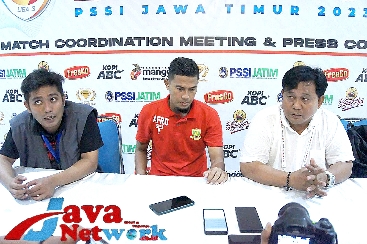 Pelatih Perrsu Madura City Budihardjo Thalip Memberikan Konferensi Pers Usai Pertandingan Laga Perrsu Madura City Vs Suryanaga Connection di Stadion A Yani Pangligur Sumenep, Minggu (07/01/2024)