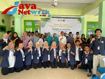 Foto Bersama Usai Mahasiswa UTM 32 Bersama Kades dan Perangkat Desa Gapurana, Senin (08/01/2024)