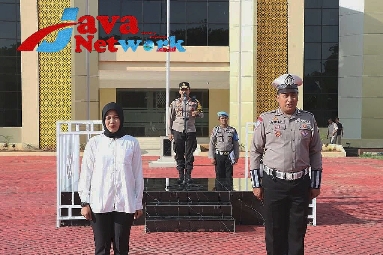 Kapolres Sumenep AKBP Edo Satya Kentriko SH SIK MH Saat Memimpin Apel Upacara di Halaman Mako Polres Sumenep, Senin (08/01/2024)