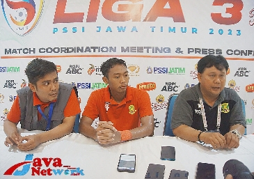 Pelatih Budiarjo Thalip Saat Memberikan Konferensi pers Usai Tim Perrsu Madura City Ditahan 2-2 oleh Pasuruan United