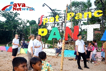Suasana Mahasiswa University News Zealand Sedang Bermain Bola Voli di Pantai Matahari Desa Lobuk Kecamatan Bluto