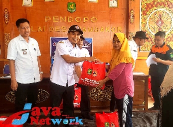 Kepala Bidang Pencegahan dan Kesiapsiagaan BPBD Sumenep Edy Suprayitno Saat Memberikan Bantuan Sembako, Rabu (10/01/2024)