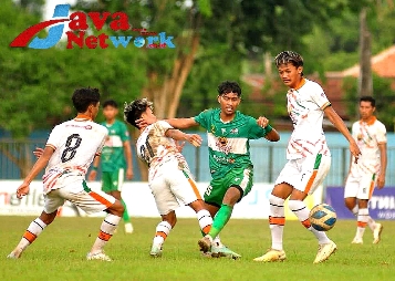 Pertandingan Kedua Tim Antara Perrsu Madura City Versus Persipro dengan Skor Imbang 2 - 2 di Stadion A Yani Pangligur Sumenep, Jum'at (11/01/2024) sore