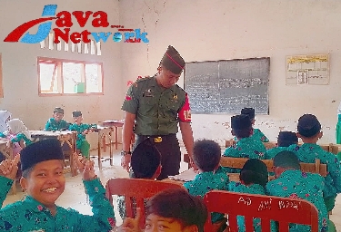 Koptu Adi Herwiansyah Babinsa Koramil Rubaru Saat Memberikan Wasbang Kepada Siswa-siswi MI Nurul Muchlison, Kamis (11/01/2024)