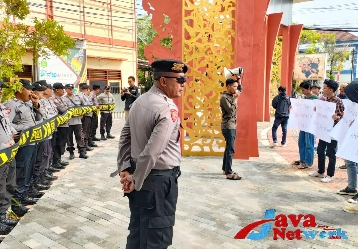 Polres Sumenep Giat Pengamanan Aksi Unras KM2 di Kantor DPMPSTP, Jum'at (12/01/2024)