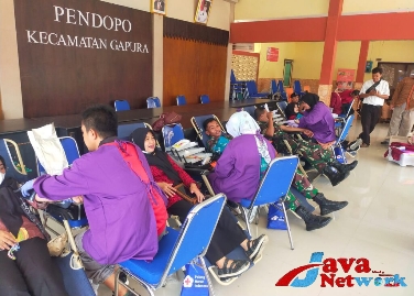 Peduli Sesama, Babinsa Koramil 16/Gapura Gelar Donor Darah, Jum'at (12/01/2024)