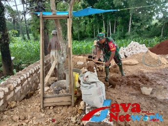 Babinsa Lenteng Bantu Pembuatan Pondasi Pagar Rumah Warga Binaan, Sabtu (13/01/2024)