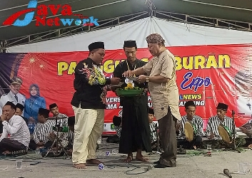 Pemotongan Tumpeng Bersama Eo KanalNews id Hilman Junior Bersama Camat Ganding Abd Kholid, S.Sos, MSi Tandai Open Grand Ganding Expo 1 Year Anniversary KanalNews.id, Sabtu (13/01/2024) malam