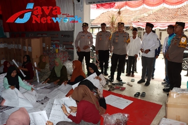 Kapolres Sumenep AKBP Henri Noveri Santoso, SH, SIK, MH Saat Melakukan Koordinator Bersama KPU Pastikan Tahap Pemilu 2024 Aman, Senin (15/01/2024)