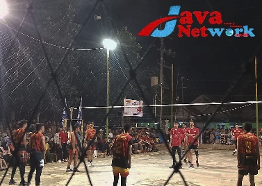 Suasana Laga Eksebisi HUT PBV Amor Rubaru Berlangsung Seru Dengan Antusias Ribuan Penonton Memadati Lapangan PBV Amor Rubaru Sumenep, Senin (15/01/2024) malam