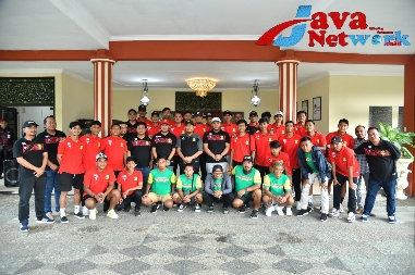 Foto Bersama Bupati Sumenep Achmad Fauzi Wongsojudo Bersama Tim dan Pemain Perrsu Madura City di Rumdis Bupati, Selasa (16/01/2024)