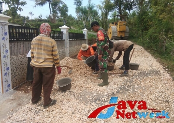 Babinsa Koramil 08/Ganding Sertu Trio Mustofa Saat Membantu Pengaspalan Jalan di Pemukiman Warga di Desa Binaan, Selasa (16/01/2024)
