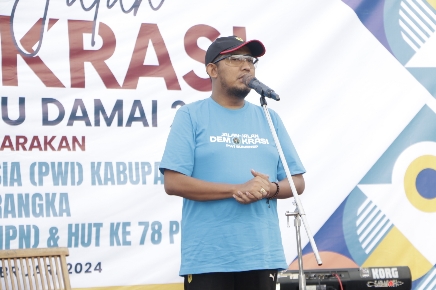 Bupati Sumenep Achmad Fauzi Wongsojudo SH MH Saat Memberikan Sambutan Pada Acara JJS Demokrasi dan Deklarasi Pemilu Damai Digelar PWI Sumenep, Minggu (04/02/2024)