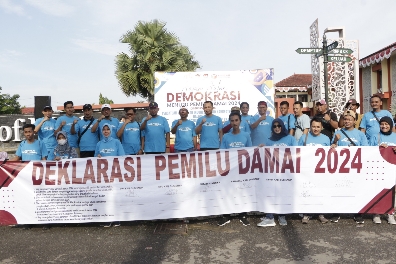Foto Bersama Bupati Sumenep Achmad Fauzi Wongsojudo, SH, MH, KPU, Bawaslu dan PWI Sumenep, Minggu (04/02/2024)