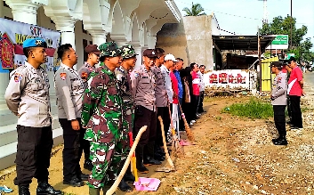 Suasana Kerja Bakti di Areal Masjid Nurussalam Desa Rubaru Kecamatan Rubaru