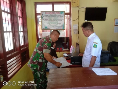 Perbarui Data Masyarakat, Babinsa Koramil 0827/04 Lakukan Puldatater di Balai Desa Aengbeje, Kamis (01/02/2024)