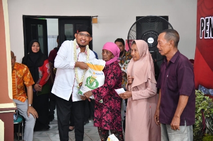 Bupati Sumenep Achmad Fauzi Wongsojudo, SH, MH Saat Menyalurkan Program Bantuan CPP Tahap Pertama Tahun 2024, Kamis (01/02/2024)
