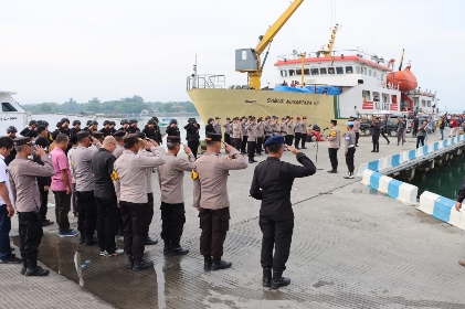 Kapolres Sumenep AKBP Henri Noveri Santoso, SH, SIK, MM Saat Melepas Pemberangkatan PAM Pemilu 2024 di Pelabuhan Pelindo III Kalianget, Sabtu (03/02/2024) 