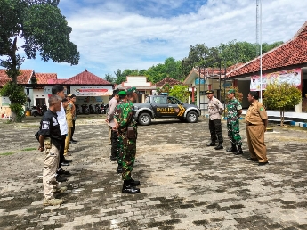 Kapolsek Prenduan IPTU Miftahol Rahman SH, MH Saat Pimpin Apel Sinergitas TNI-POLRI dan Institusi Pemerintah Kecamatan Pragaan, Selasa (06/02/2024)