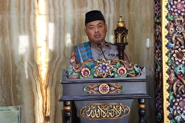 Dai Kamtibmas Polres Sumenep Kompol Khoirul Anwar, SH, MH Saat Memberikan Ceramah Agama di Masjid Walisongo Polres Sumenep, Jum'at (09/02/2024)