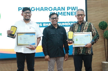Ketua PWI Sumenep Syamsul Arifin, SH Saat Memberikan Penghargaan Kepada Bupati Achmad Fauzi Wongsojudo dan Dirut BPRS Bhakti Sumekar Hairil Fajar, SE, MM, di Aula Jege Tembe UNIBA Madura, Jum'at (09/02/2024)