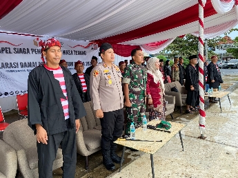 Wabup Sumenep, Hj Dewi Khalifah, SH, MH, MPdi, Dandim Letkol Czi Donny Pramudya Mahardi, SE, MSi, MSc, Kapolres AKBP Henri Noveri Santoso, SH, SIK, MM Ketua Bawaslu Sumenep, Achmad Zubaidi Saat Apel Siaga Pengawasan Masa Tenang dan Penandatanganan Deklarasi Pemilu Damai 2024 di lapangan KONI Sumenep, Sabtu (10/02/2024)