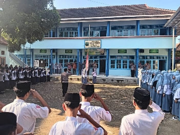 Kapolsek Prenduan IPTU Miftahol Rahman, SH, MH Saat Menjadi Inspektur Upacara di Sekolah Annajah Desa Karduluk Kecamatan Pragaan, Senin (12/02/2024)