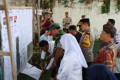 Kapolres Sumenep AKBP Henri Noveri Santoso, SH, SIK, MM Bersama Forkopimda Sumenep Saat Memantau Pemungutan Suara. Rabu (14/02/2024)
