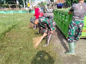Pasca Hujan, Babinsa Ganding Gotong Royong Bersihkan Fasilitas Umum, Kamis (15/02/2024)