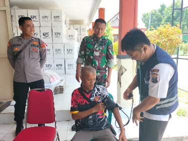 Saat Tim Dokkes Polres Sumenep Melaksanakan Cek Kesehatan Petugas PPK, Sabtu (17/02/2024)