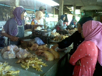 Salah Satu Pedagang Ayam Di Pasar Tradisional Anom Baru Sumenep