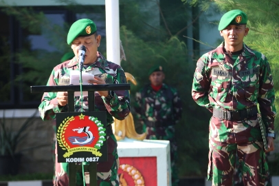 Kepala Staf Kodim 0827/Sumenep Mayor CBA Ari Pamungkas Saat Menjadi Irup Upacara 17 an di Halaman Kodim Sumenep, Senin (19/02/2024)