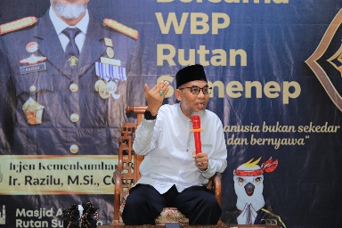 Irjen Hukum dan HAM Kemenkumham RI Ir Razilu MSi Saat Memberikan Tausiyah Kepada Warga Binaan Pemasyarakatan Rutan Sumenep, Minggu (18/02/2024) Malam