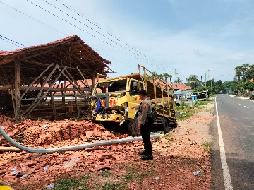 Mobil Berjenis Truk Mitsubishi Mengangkut Sepeda Motor Jenis N-MAX Mengalami Kecelakaan di Jalan Nasional Sumenep - Pamekasan di Desa Pakandangan Barat Kecamatan Bluto, Jum'at (23/02/2024)