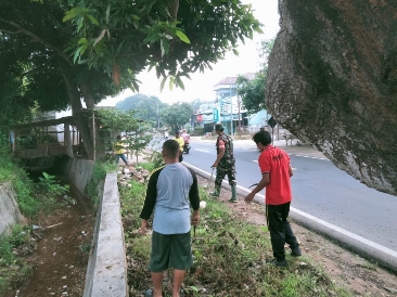 Babinsa Saronggi Bersama Warga Gotong Royong Bersihkan Bahu Jalan, Jum'at (23/02/2024)