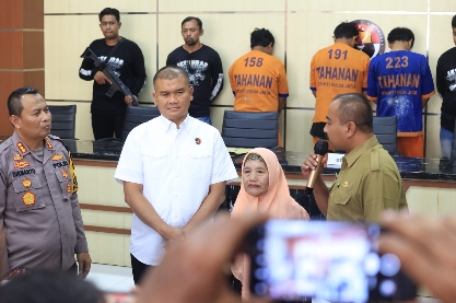 Dirkrimum Polda Jatim Kombes Totok Suharyanto dan Kabid Humas Polda Jatim Kombes Pol Dirmanto Saat Memberikan Konferensi Pers nya. Senin (26/02/2024)