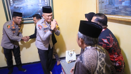 Kapolda Jatim Irjen Pol Drs Imam Sugianto MSi Bersama PJU Polda Jatim Saat Bertakziah Kerumah Duka, Senin (26/02/2024)
