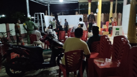 Suasana Penghitungan Suara Di TPS 19 Desa Pamolokan Kecamatan Kota Sumenep, Rabu (14/02/2024) malam.