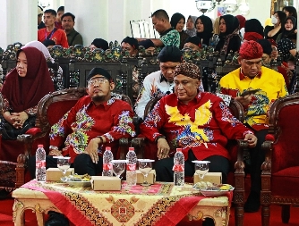 Bupati Sumenep Achmad Fauzi Wongsojudo, SH, MH Bersama Kadisbudporapar Sumenep Moh Iksan SPd MT di Acara Festival Dream Wedding 2024 di Pendopo Agung Keraton Sumenep, Minggu (04/02/2024) Kemarin