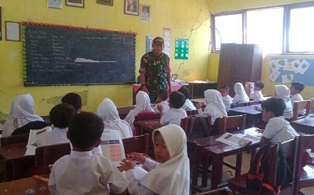 Babinsa Dungkek Masuk Sekolah Kenalkan Profesi TNI dan Pentingnya Bela Negara, Senin (05/02/2024)