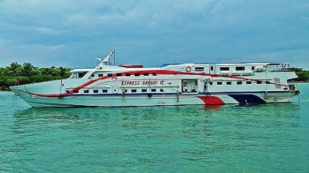 Kapal Cepat Ekspres Bahari 9C Saat Bersandar di Pelabuhan