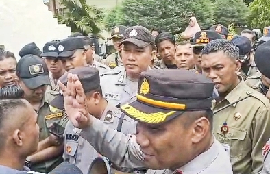 Kepala Bagian Operasional (Kabag Ops) Kompol Dodik Wibowo, SH, MH Saat Melaksanakan Pengamanan Aksi Unras Aktivis Forum Sumenep, Selasa (06/02/2024)