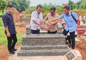 Ketua PWI Sumenep, Syamsul Arifin SH Bersama Pengurus Saat Menabur Bunga ke Makam Senior PWI Sumenep, Rabu (07/02/2024).