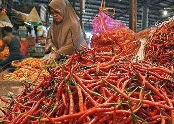 Suasana Salah Satu Pedagang Cabai Merah Besar di Pasar Tradisional Sumenep