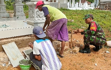Babinsa Ambunten Koptu Karjo Saat Membantu Warga Di Desa Campor Timur Kecamatan Ambunten, Kamis (08/02/2024).