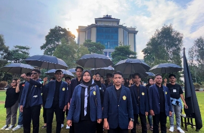 Mahasiswa UTM Saat Mengibarkan Bendera Hitam Sebagai Bentuk Keprihatinan Situasi Demokrasi Indonesia Saat Ini