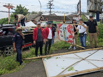Bawaslu Sumenep Lakukan Pembersihan Alat Peraga Kampanye (APK) Peserta Pemilu 2024, Minggu (11/02/2024)